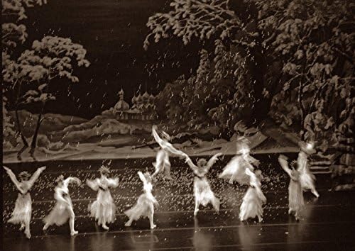 Sepya Tonlu B & W Dans Eden Perilerin Fotoğrafı Sınırlı Sayıda Basıldı